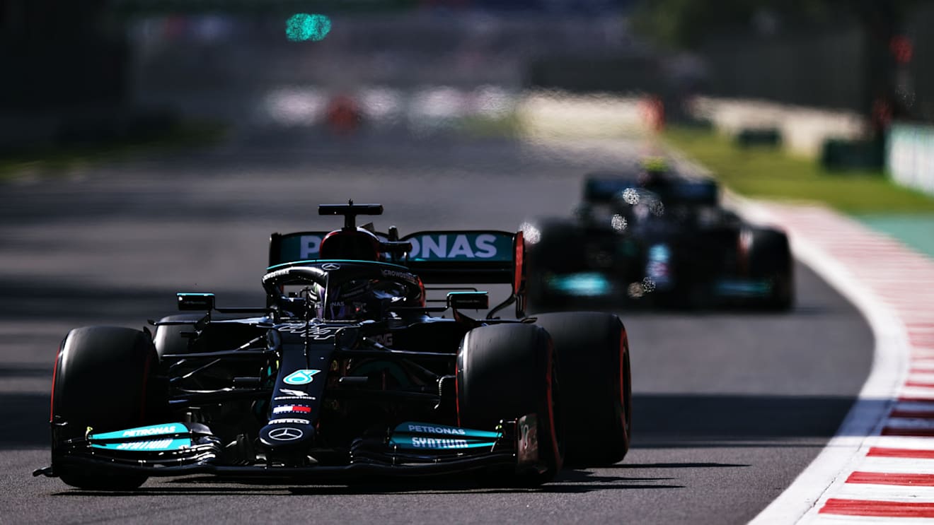 MEXICO CITY, MEXICO - NOVEMBER 06: Lewis Hamilton of Great Britain driving the (44) Mercedes AMG Petronas F1 Team Mercedes W12 during qualifying ahead of the F1 Grand Prix of Mexico at Autodromo Hermanos Rodriguez on November 06, 2021 in Mexico City, Mexico. (Photo by Lars Baron/Getty Images)