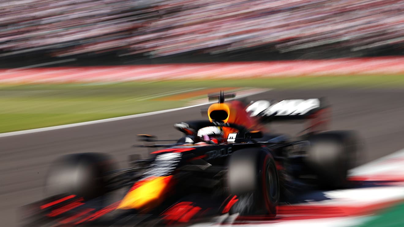 MEXICO CITY, MEXICO - NOVEMBER 06: Max Verstappen of the Netherlands driving the (33) Red Bull Racing RB16B Honda during qualifying ahead of the F1 Grand Prix of Mexico at Autodromo Hermanos Rodriguez on November 06, 2021 in Mexico City, Mexico. (Photo by Lars Baron/Getty Images)