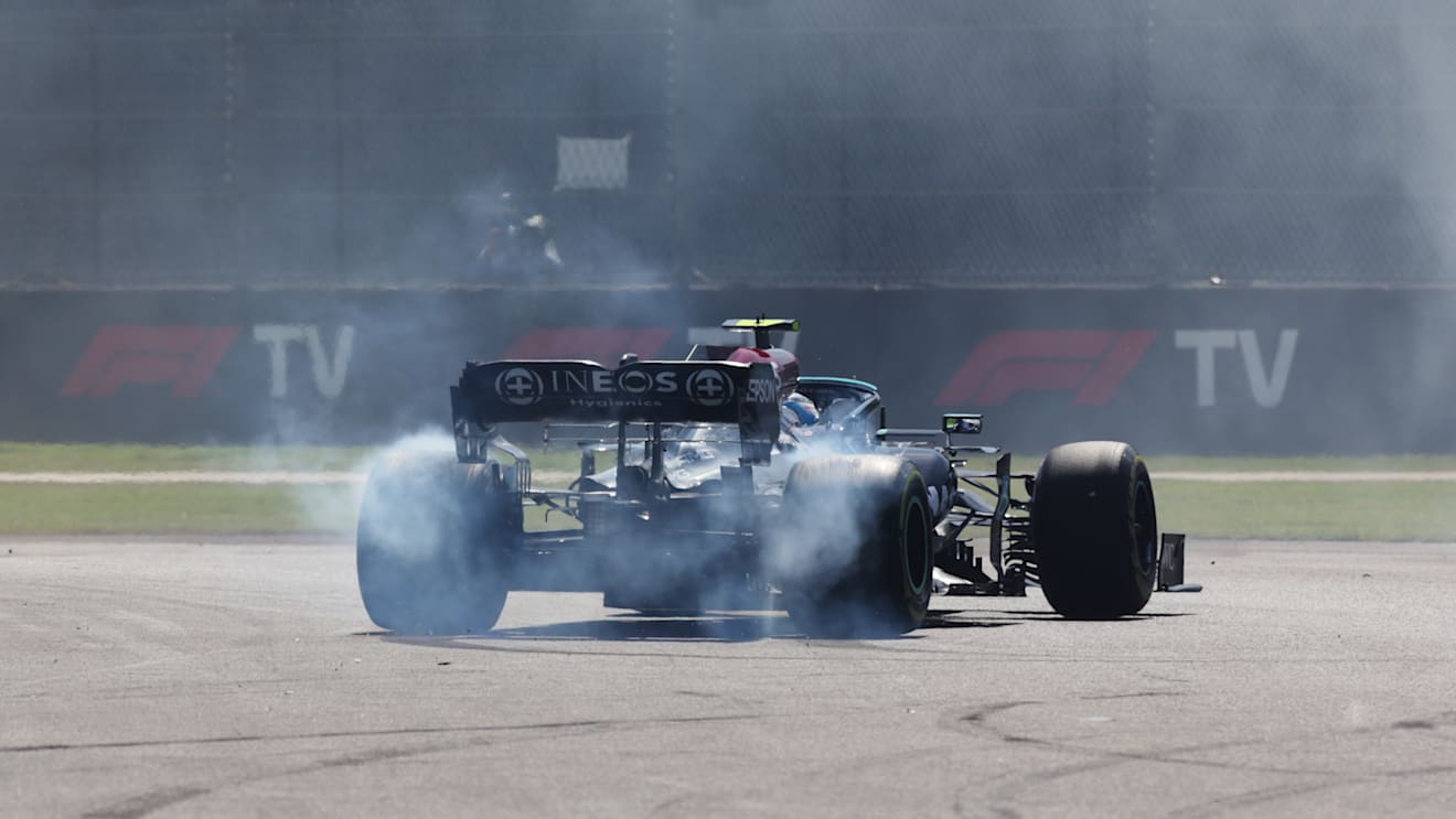 MEXICO CITY, MEXICO - NOVEMBER 07: Valtteri Bottas of Finland driving the (77) Mercedes AMG Petronas F1 Team Mercedes W12 spins during the F1 Grand Prix of Mexico at Autodromo Hermanos Rodriguez on November 07, 2021 in Mexico City, Mexico. (Photo by Peter Fox/Getty Images)