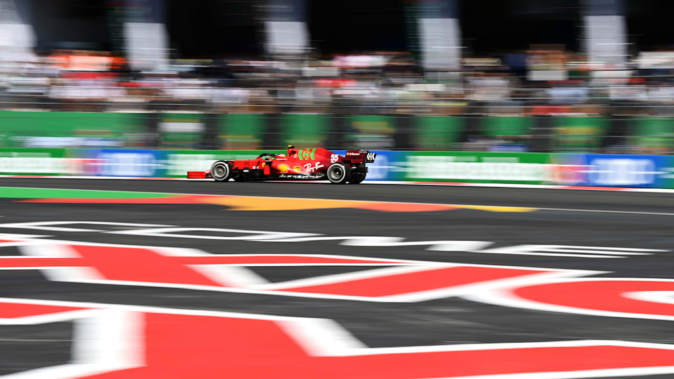 MEXICO CITY, MEXICO - NOVEMBER 07: Carlos Sainz of Spain driving the (55) Scuderia Ferrari SF21 during the F1 Grand Prix of Mexico at Autodromo Hermanos Rodriguez on November 07, 2021 in Mexico City, Mexico. (Photo by Clive Mason/Getty Images)