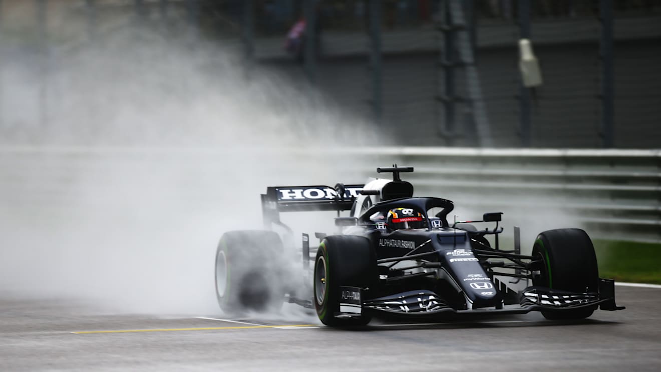SOCHI, RUSSIA - SEPTEMBER 25: Yuki Tsunoda of Japan driving the (22) Scuderia AlphaTauri AT02 Honda during qualifying ahead of the F1 Grand Prix of Russia at Sochi Autodrom on September 25, 2021 in Sochi, Russia. (Photo by Peter Fox/Getty Images)