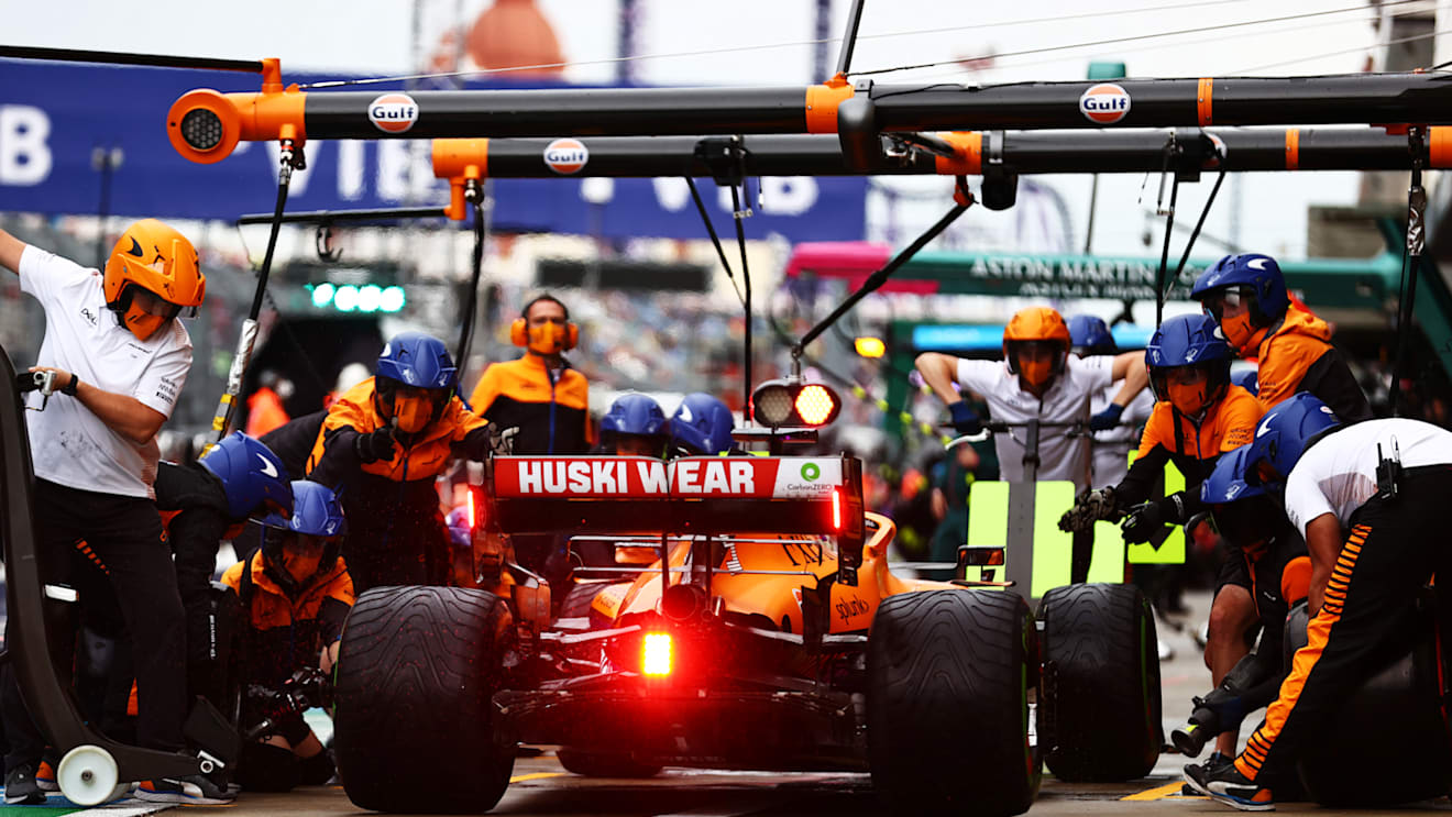SOCHI, RUSSIA - SEPTEMBER 25: Daniel Ricciardo of Australia driving the (3) McLaren F1 Team MCL35M Mercedes stops in the Pitlane during qualifying ahead of the F1 Grand Prix of Russia at Sochi Autodrom on September 25, 2021 in Sochi, Russia. (Photo by Mark Thompson/Getty Images)
