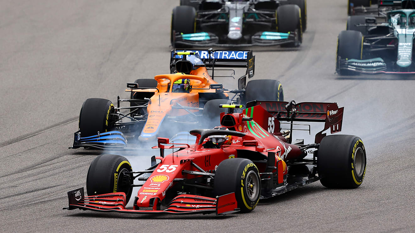 SOCHI, RUSSIA - SEPTEMBER 26: Carlos Sainz of Spain driving the (55) Scuderia Ferrari SF21 leads Lando Norris of Great Britain driving the (4) McLaren F1 Team MCL35M Mercedes into turn two at the start during the F1 Grand Prix of Russia at Sochi Autodrom on September 26, 2021 in Sochi, Russia. (Photo by Bryn Lennon/Getty Images)