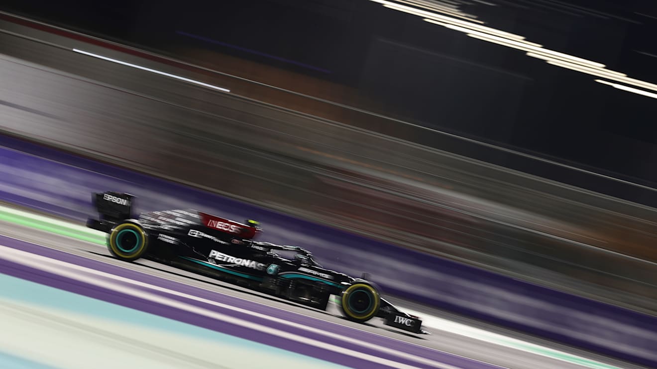 JEDDAH, SAUDI ARABIA - DECEMBER 04: Valtteri Bottas of Finland driving the (77) Mercedes AMG Petronas F1 Team Mercedes W12 during qualifying ahead of the F1 Grand Prix of Saudi Arabia at Jeddah Corniche Circuit on December 04, 2021 in Jeddah, Saudi Arabia. (Photo by Lars Baron/Getty Images)