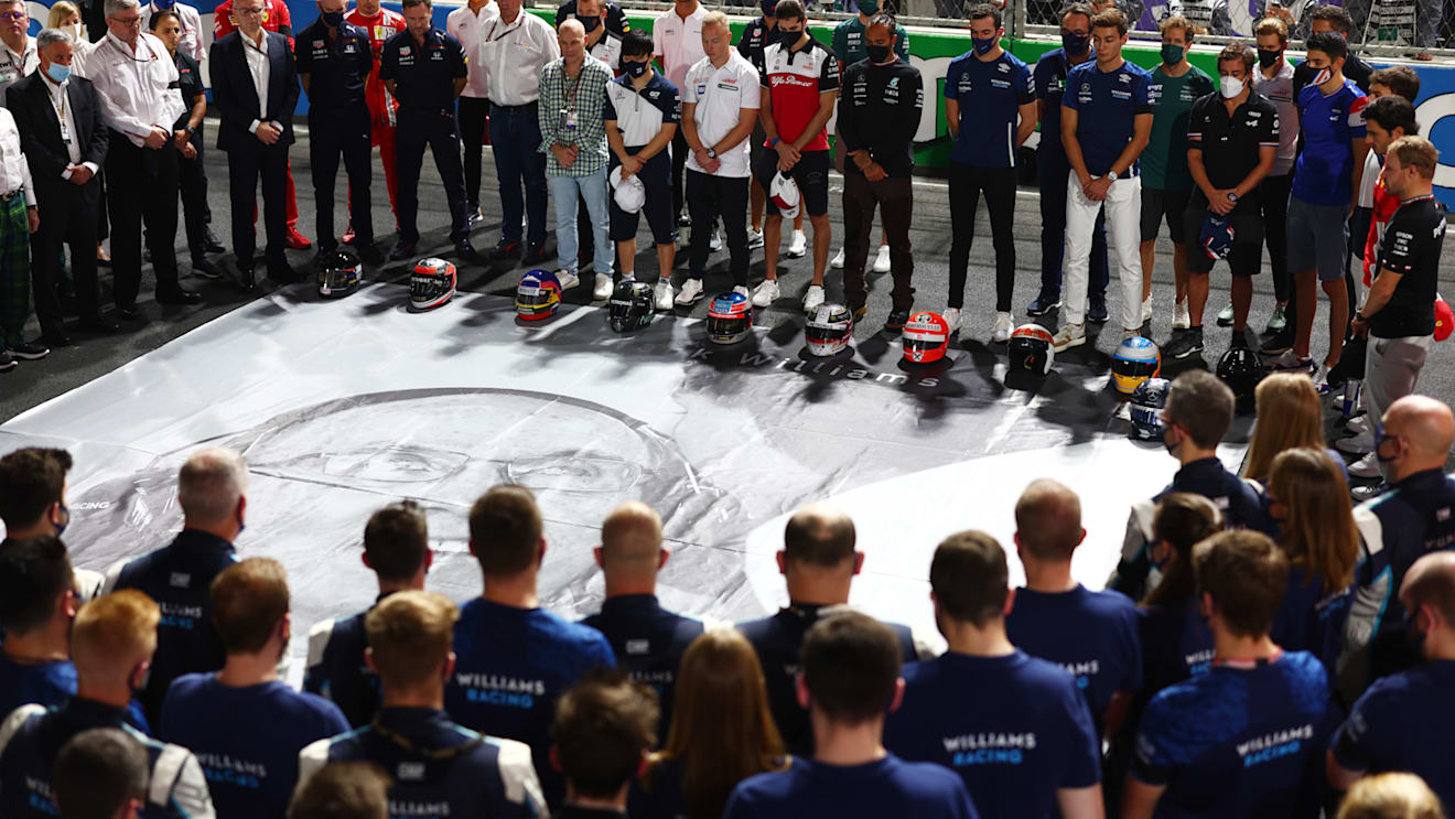 JEDDAH, SAUDI ARABIA - DECEMBER 05: The F1 community stands for a minutes silence in tribute to the late Sir Frank Williams ahead of the F1 Grand Prix of Saudi Arabia at Jeddah Corniche Circuit on December 05, 2021 in Jeddah, Saudi Arabia. (Photo by Mark Thompson/Getty Images)