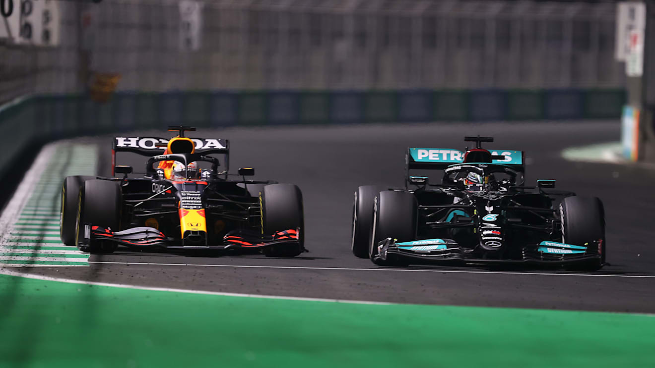 JEDDAH, SAUDI ARABIA - DECEMBER 05: Max Verstappen of the Netherlands driving the (33) Red Bull Racing RB16B Honda and Lewis Hamilton of Great Britain driving the (44) Mercedes AMG Petronas F1 Team Mercedes W12 during the F1 Grand Prix of Saudi Arabia at Jeddah Corniche Circuit on December 05, 2021 in Jeddah, Saudi Arabia. (Photo by Lars Baron/Getty Images)