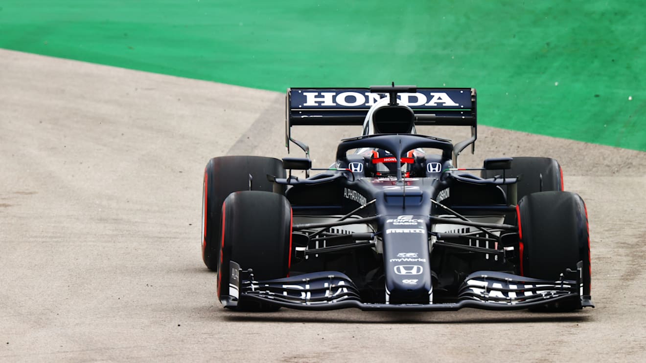 ISTANBUL, TURKEY - OCTOBER 09: Yuki Tsunoda of Japan driving the (22) Scuderia AlphaTauri AT02 Honda runs wide during qualifying ahead of the F1 Grand Prix of Turkey at Intercity Istanbul Park on October 09, 2021 in Istanbul, Turkey. (Photo by Dan Istitene - Formula 1/Formula 1 via Getty Images)