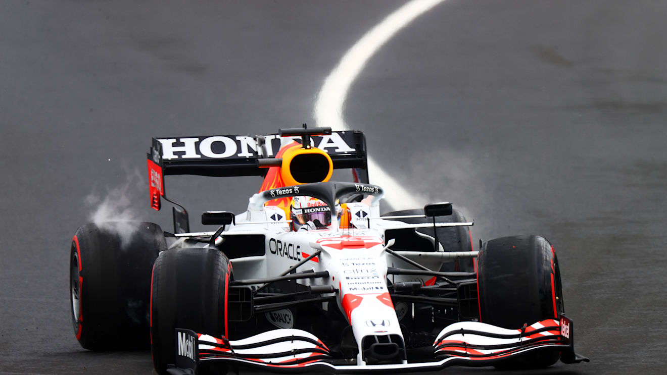 ISTANBUL, TURKEY - OCTOBER 09: Max Verstappen of the Netherlands driving the (33) Red Bull Racing RB16B Honda spins during qualifying ahead of the F1 Grand Prix of Turkey at Intercity Istanbul Park on October 09, 2021 in Istanbul, Turkey. (Photo by Dan Istitene - Formula 1/Formula 1 via Getty Images)