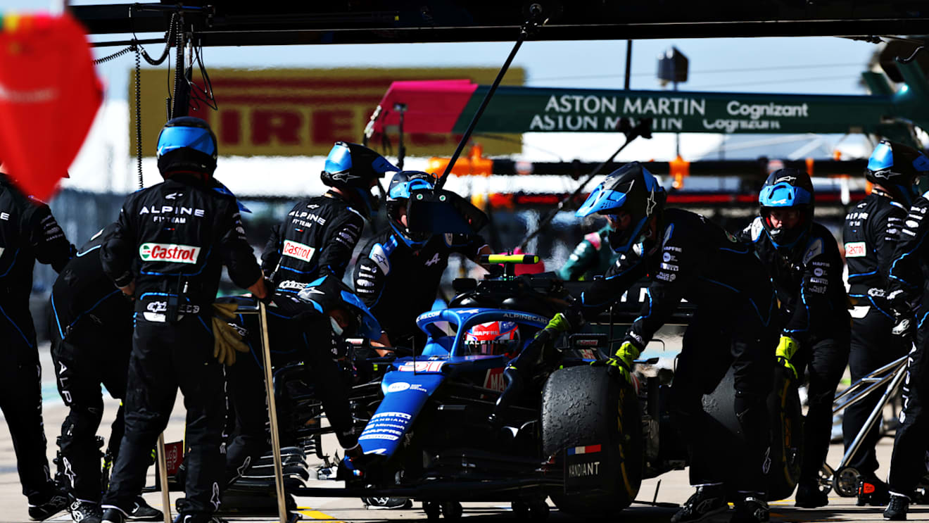 AUSTIN, TEXAS - OCTOBER 24: Esteban Ocon of France driving the (31) Alpine A521 Renault retires from the race during the F1 Grand Prix of USA at Circuit of The Americas on October 24, 2021 in Austin, Texas. (Photo by Peter Fox/Getty Images)