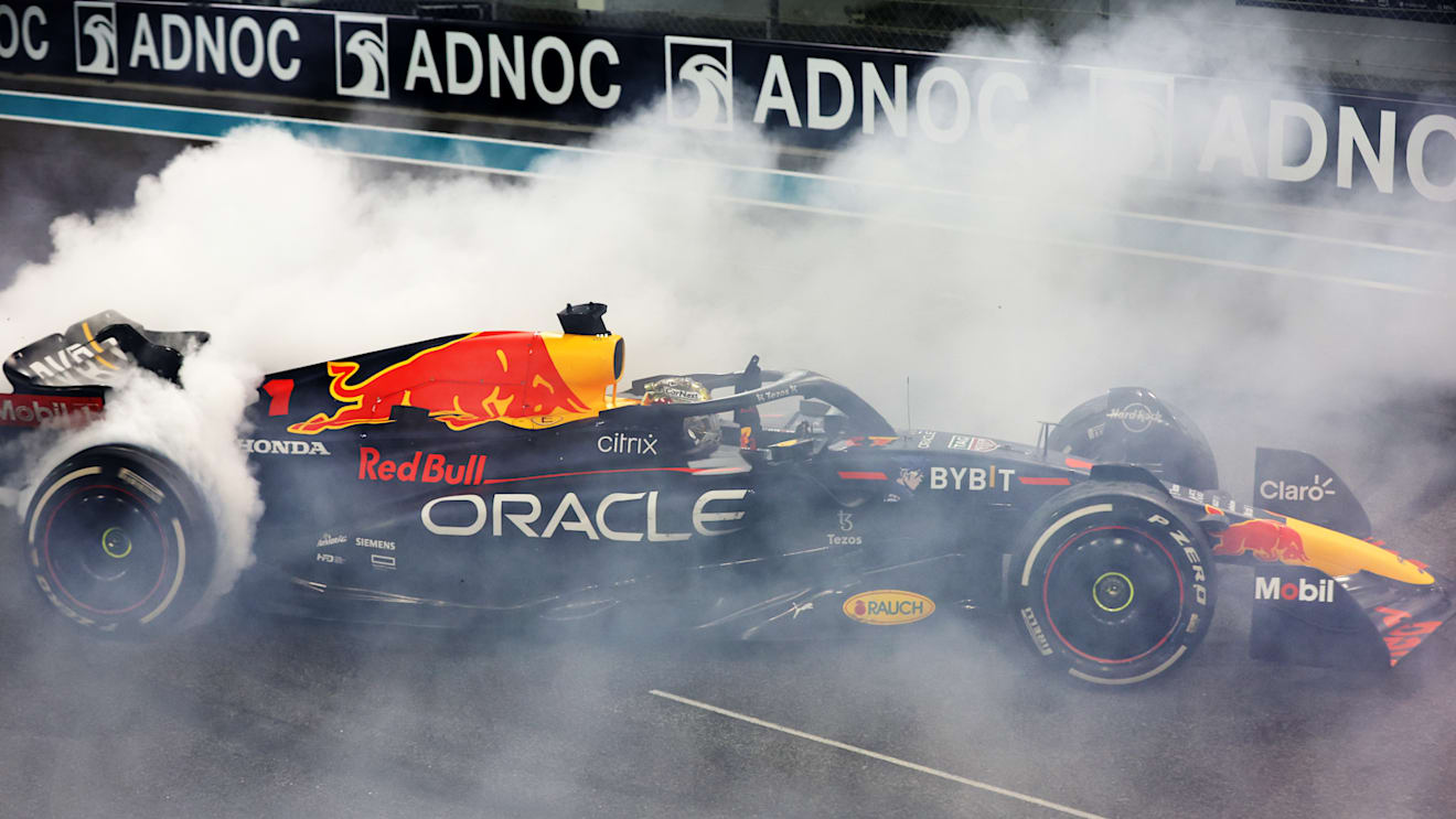 ABU DHABI, UNITED ARAB EMIRATES - NOVEMBER 20: Race winner Max Verstappen of the Netherlands driving the (1) Oracle Red Bull Racing RB18 performs a celebratory donut during the F1 Grand Prix of Abu Dhabi at Yas Marina Circuit on November 20, 2022 in Abu Dhabi, United Arab Emirates. (Photo by Mark Thompson/Getty Images)