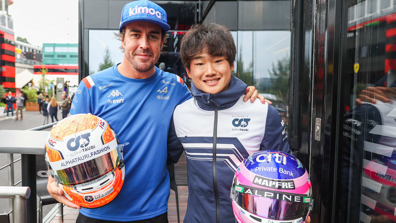 SPA, BELGIUM - AUGUST 27: Fernando Alonso of Alpine F1 and Spain and Yuki Tsunoda of Scuderia AlphaTauri and Japan swap crash helmets during qualifying ahead of the F1 Grand Prix of Belgium at Circuit de Spa-Francorchamps on August 27, 2022 in Spa, Belgium. (Photo by Peter Fox/Getty Images)