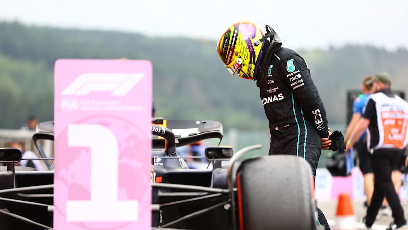 SPA, BELGIUM - AUGUST 27: 7th place qualifier Lewis Hamilton of Great Britain and Mercedes inspects the car of Max Verstappen of the Netherlands and Oracle Red Bull Racing in parc ferme during qualifying ahead of the F1 Grand Prix of Belgium at Circuit de Spa-Francorchamps on August 27, 2022 in Spa, Belgium. (Photo by Mark Thompson/Getty Images)