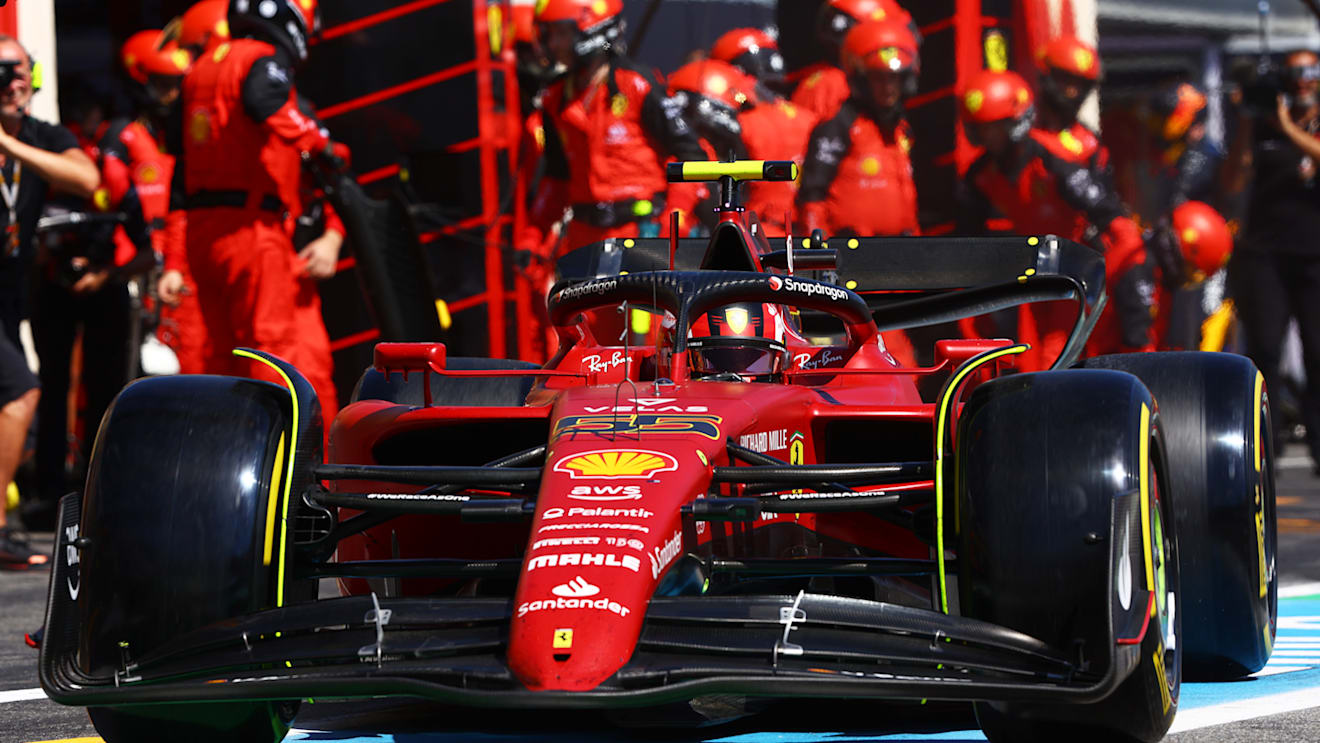 LE CASTELLET, FRANCE - JULY 24: Carlos Sainz of Spain driving (55) the Ferrari F1-75 makes a pitstop during the F1 Grand Prix of France at Circuit Paul Ricard on July 24, 2022 in Le Castellet, France. (Photo by Mark Thompson/Getty Images)