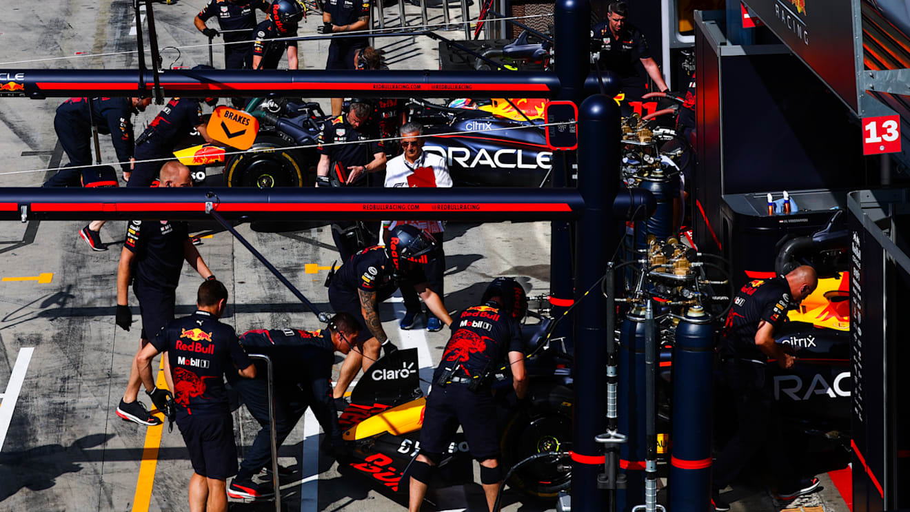 MONZA, ITALY - SEPTEMBER 09: The Red Bull Racing team work in the Pitlane during practice ahead of the F1 Grand Prix of Italy at Autodromo Nazionale Monza on September 09, 2022 in Monza, Italy. (Photo by Mark Thompson/Getty Images)