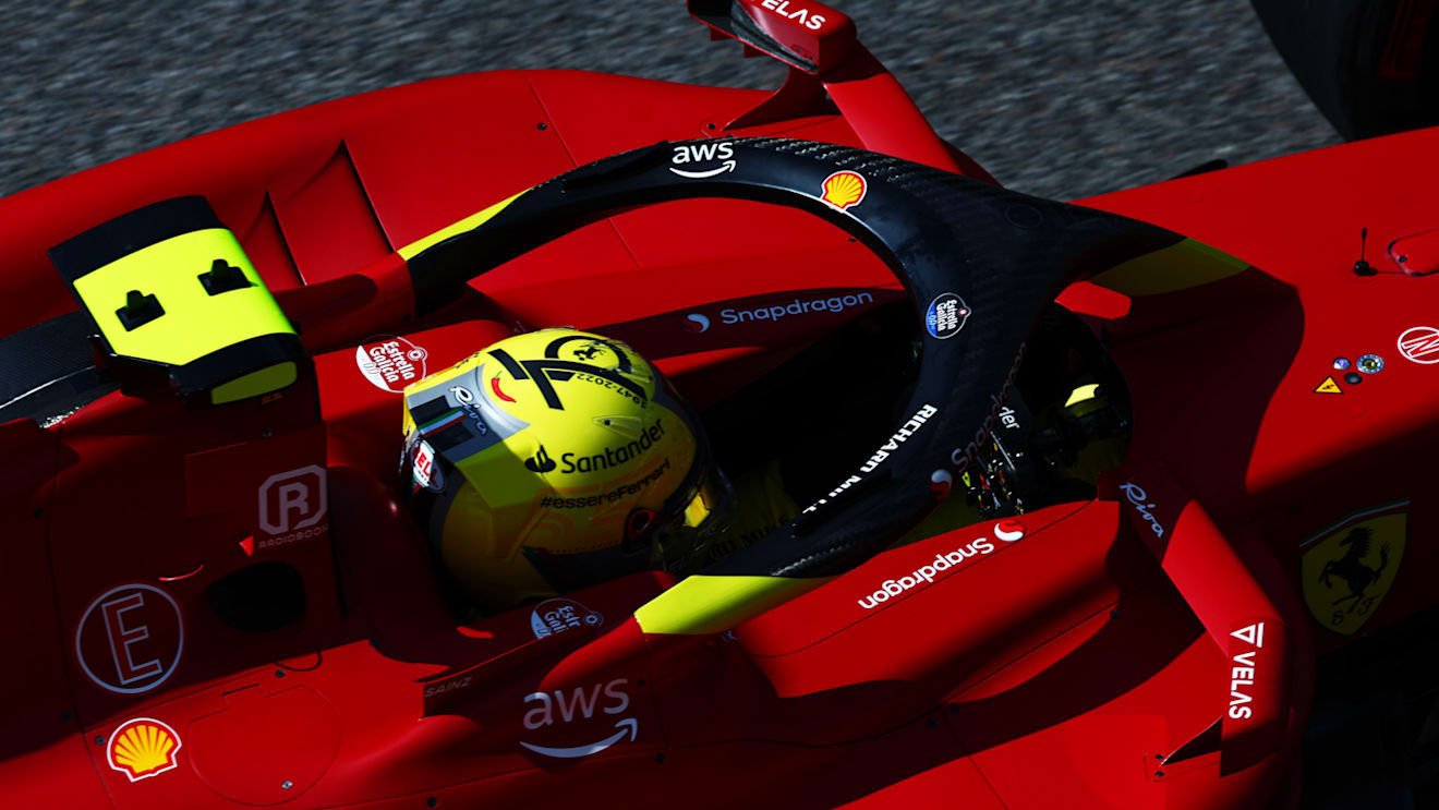 MONZA, ITALY - SEPTEMBER 09: Carlos Sainz of Spain driving (55) the Ferrari F1-75 on track  during practice ahead of the F1 Grand Prix of Italy at Autodromo Nazionale Monza on September 09, 2022 in Monza, Italy. (Photo by Mark Thompson/Getty Images)