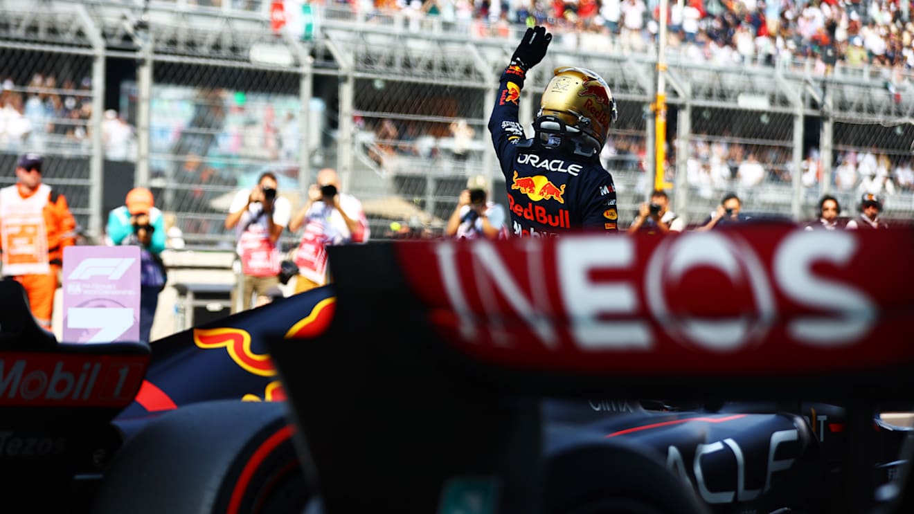 MEXICO CITY, MEXICO - OCTOBER 29: Pole position qualifier Max Verstappen of the Netherlands and Oracle Red Bull Racing celebrates in parc ferme during qualifying ahead of the F1 Grand Prix of Mexico at Autodromo Hermanos Rodriguez on October 29, 2022 in Mexico City, Mexico. (Photo by Mark Thompson/Getty Images )