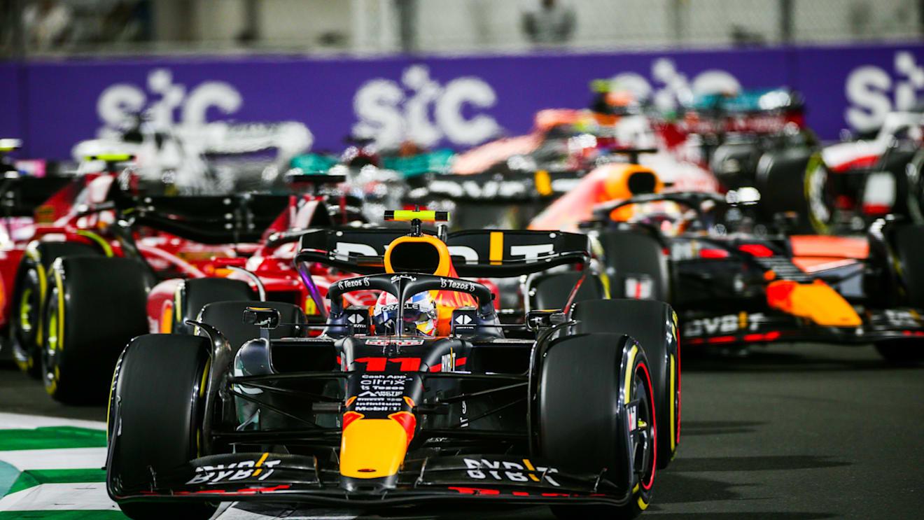 JEDDAH, SAUDI ARABIA - MARCH 27: Sergio Perez of Mexico and Red Bull Racing leads into the first corner during the F1 Grand Prix of Saudi Arabia at the Jeddah Corniche Circuit on March 27, 2022 in Jeddah, Saudi Arabia. (Photo by Peter Fox/Getty Images)
