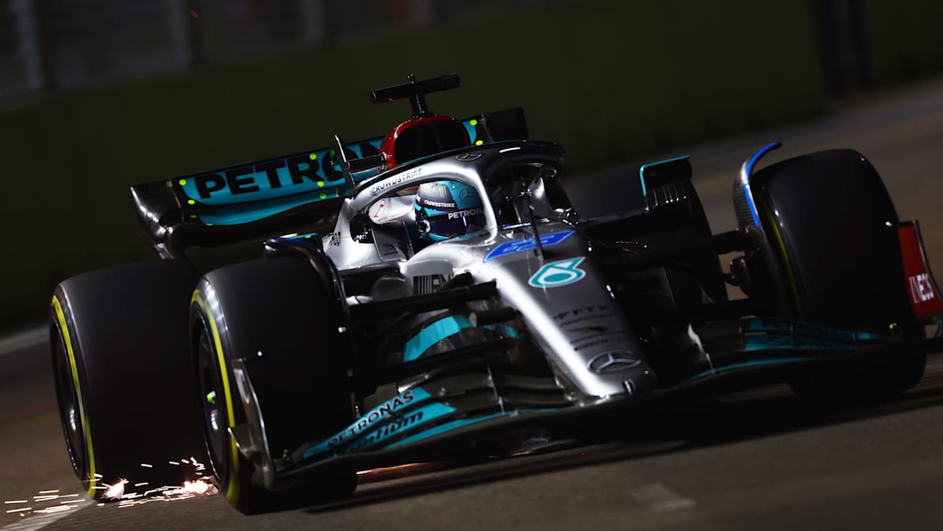 SINGAPORE, SINGAPORE - SEPTEMBER 30: George Russell of Great Britain driving the (63) Mercedes AMG Petronas F1 Team W13 on track during practice ahead of the F1 Grand Prix of Singapore at Marina Bay Street Circuit on September 30, 2022 in Singapore, Singapore. (Photo by Mark Thompson/Getty Images,)