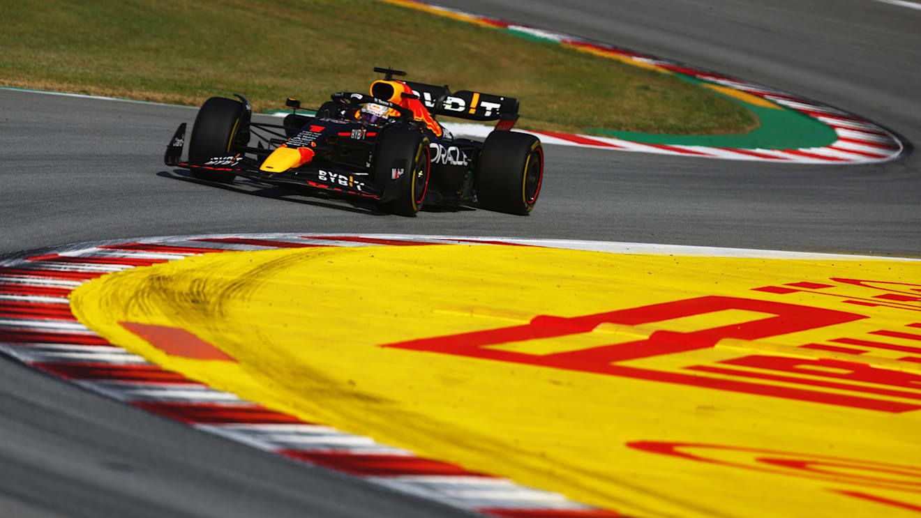 BARCELONA, SPAIN - MAY 20: Max Verstappen of the Netherlands driving the (1) Oracle Red Bull Racing RB18 on track during practice ahead of the F1 Grand Prix of Spain at Circuit de Barcelona-Catalunya on May 20, 2022 in Barcelona, Spain. (Photo by Mark Thompson/Getty Images)