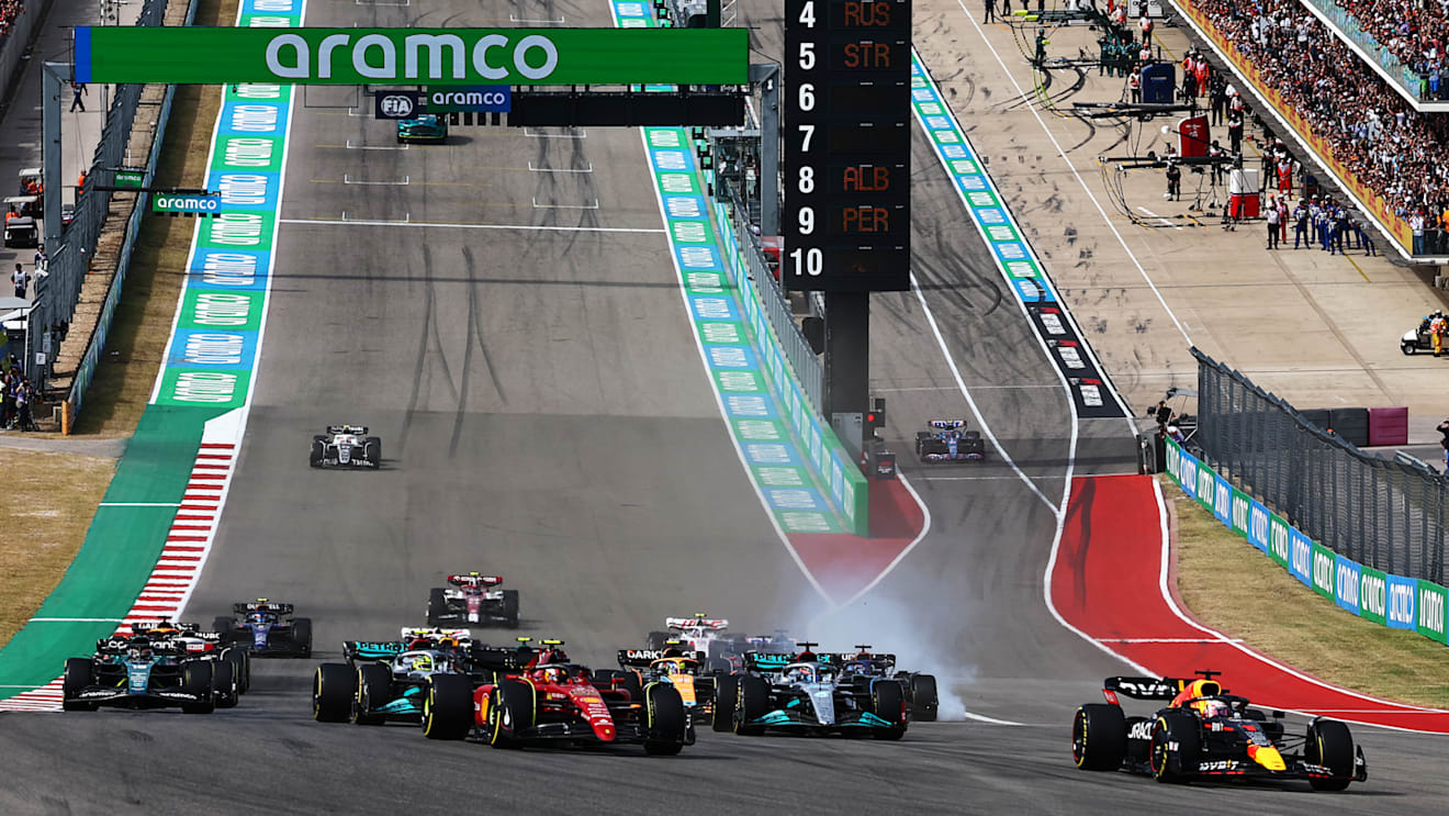 AUSTIN, TEXAS - OCTOBER 23: Max Verstappen of the Netherlands driving the (1) Oracle Red Bull Racing RB18 leads Carlos Sainz of Spain driving (55) the Ferrari F1-75 and the rest of the field at the start during the F1 Grand Prix of USA at Circuit of The Americas on October 23, 2022 in Austin, Texas. (Photo by Mark Thompson/Getty Images)