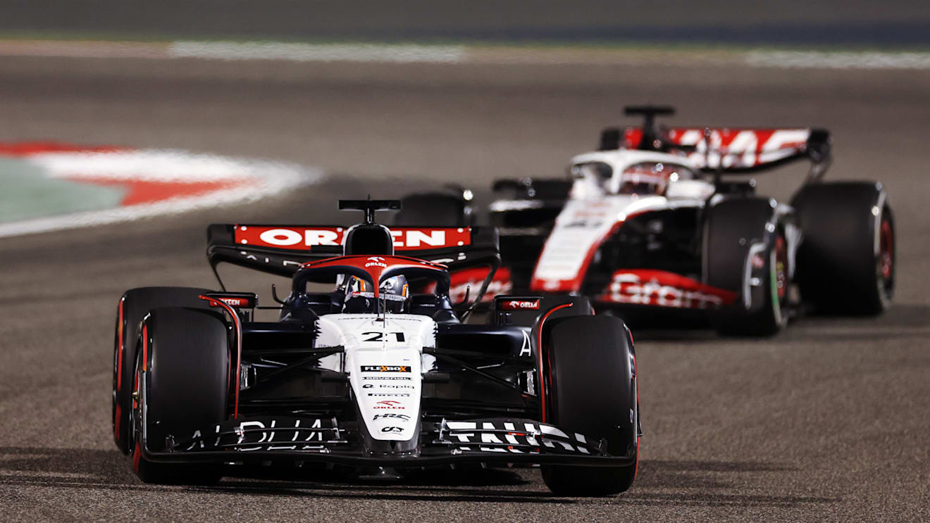 BAHRAIN, BAHRAIN - MARCH 05: Nyck de Vries of Netherlands driving the (21) Scuderia AlphaTauri AT04 leads Kevin Magnussen of Denmark driving the (20) Haas F1 VF-23 Ferrari during the F1 Grand Prix of Bahrain at Bahrain International Circuit on March 05, 2023 in Bahrain, Bahrain. (Photo by Lars Baron/Getty Images)