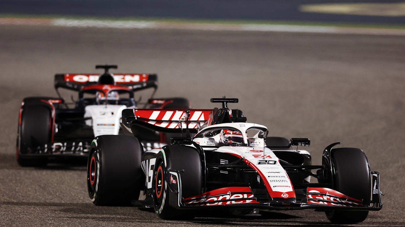 BAHRAIN, BAHRAIN - MARCH 05: Kevin Magnussen of Denmark driving the (20) Haas F1 VF-23 Ferrari leads Nyck de Vries of Netherlands driving the (21) Scuderia AlphaTauri AT04 on track during the F1 Grand Prix of Bahrain at Bahrain International Circuit on March 05, 2023 in Bahrain, Bahrain. (Photo by Lars Baron/Getty Images)