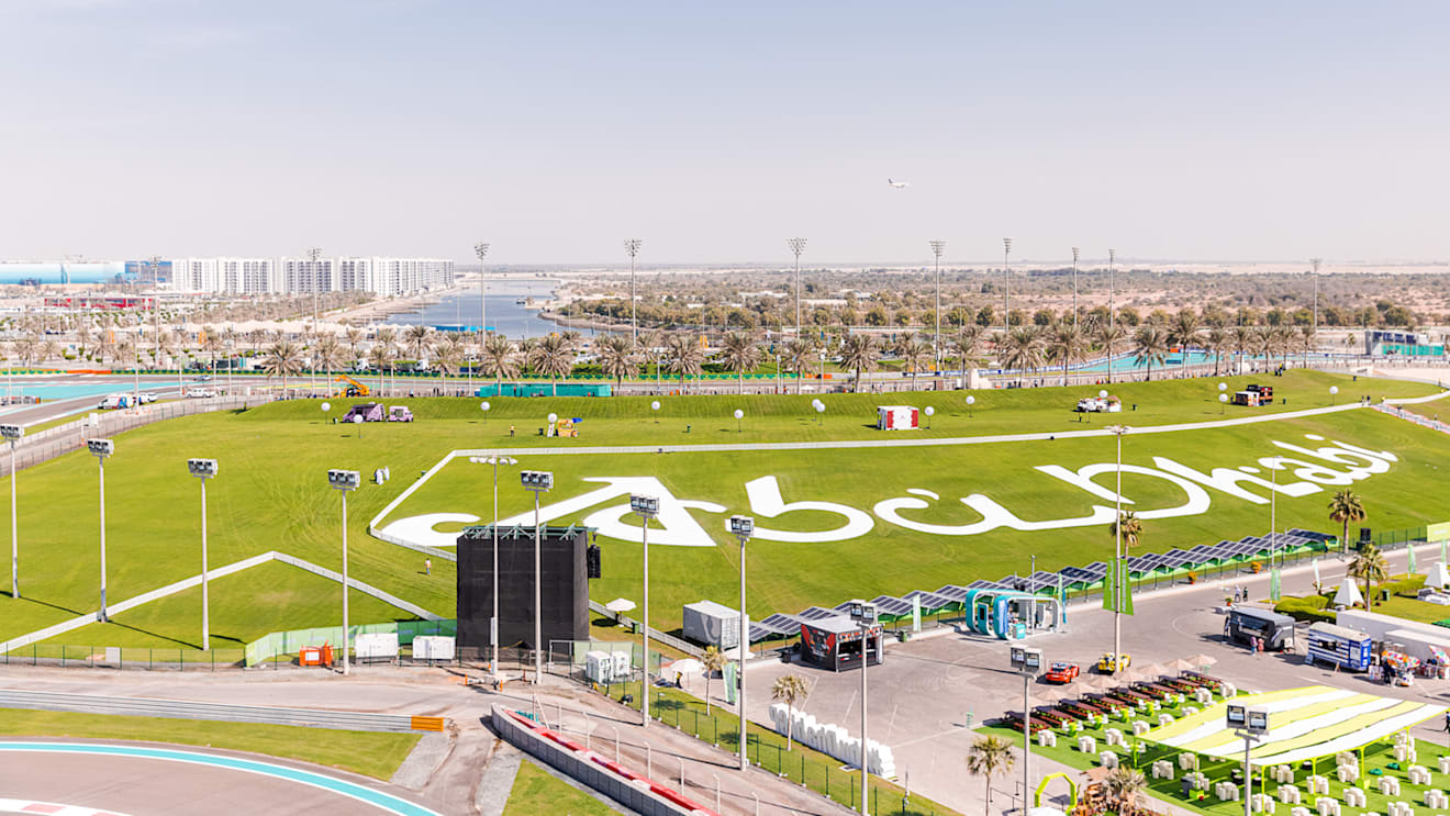 Enjoy an unforgettable experience in the Yas Marina paddock