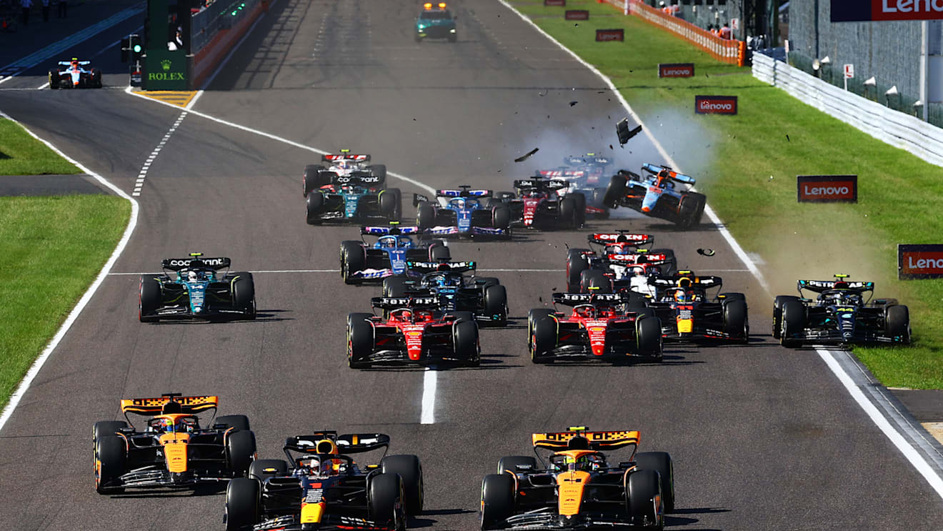 SUZUKA, JAPAN - SEPTEMBER 24: Max Verstappen of the Netherlands driving the (1) Oracle Red Bull Racing RB19 leads Lando Norris of Great Britain driving the (4) McLaren MCL60 Mercedes and Oscar Piastri of Australia driving the (81) McLaren MCL60 Mercedes going into the first corner at the start of the race during the F1 Grand Prix of Japan at Suzuka International Racing Course on September 24, 2023 in Suzuka, Japan. (Photo by Mark Thompson/Getty Images)