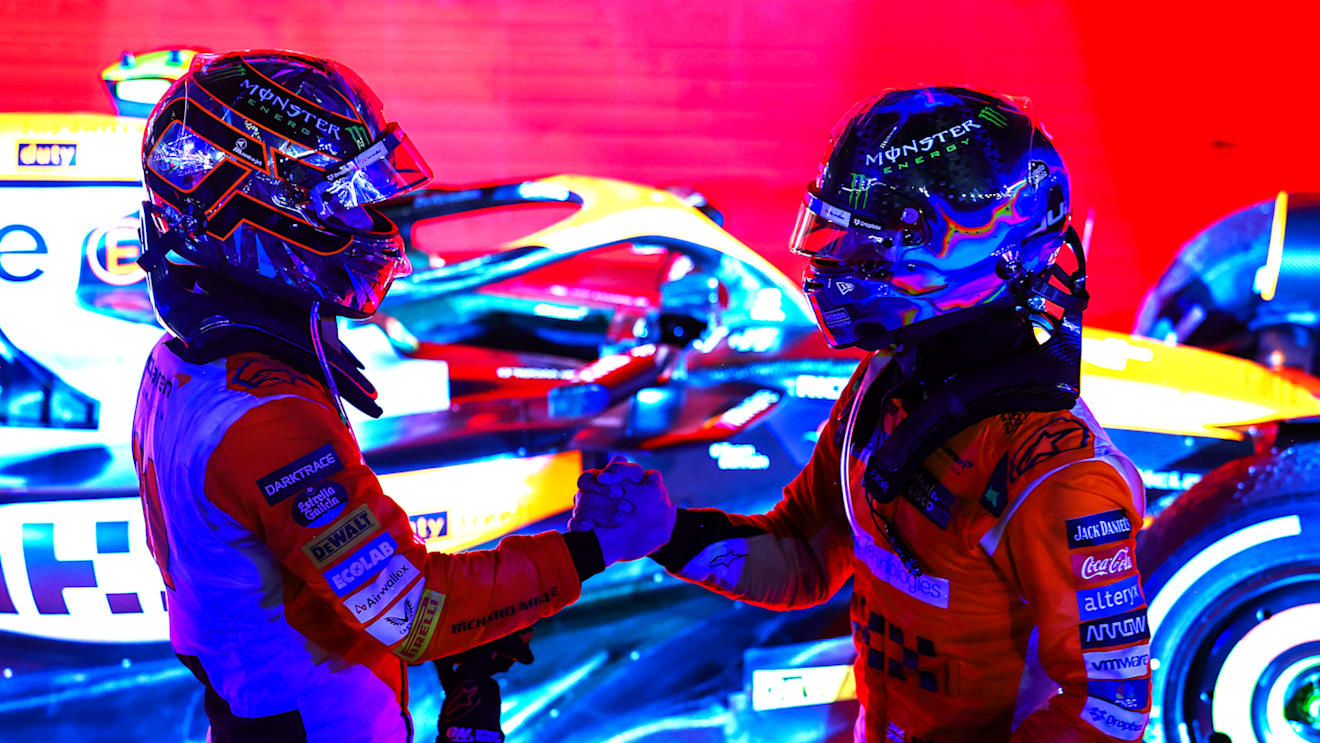 SINGAPORE, SINGAPORE - SEPTEMBER 22: Race winner Lando Norris of Great Britain and McLaren and Third placed Oscar Piastri of Australia driving the (81) McLaren MCL38 Mercedes celebrate in parc ferme during the F1 Grand Prix of Singapore at Marina Bay Street Circuit on September 22, 2024 in Singapore, Singapore. (Photo by Mark Thompson/Getty Images)