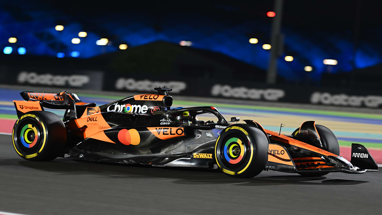 LUSAIL CITY, QATAR - NOVEMBER 29: Oscar Piastri of Australia driving the (81) McLaren MCL38 Mercedes on track during Sprint Qualifying ahead of the F1 Grand Prix of Qatar at Lusail International Circuit on November 29, 2024 in Lusail City, Qatar. (Photo by Clive Mason/Getty Images)