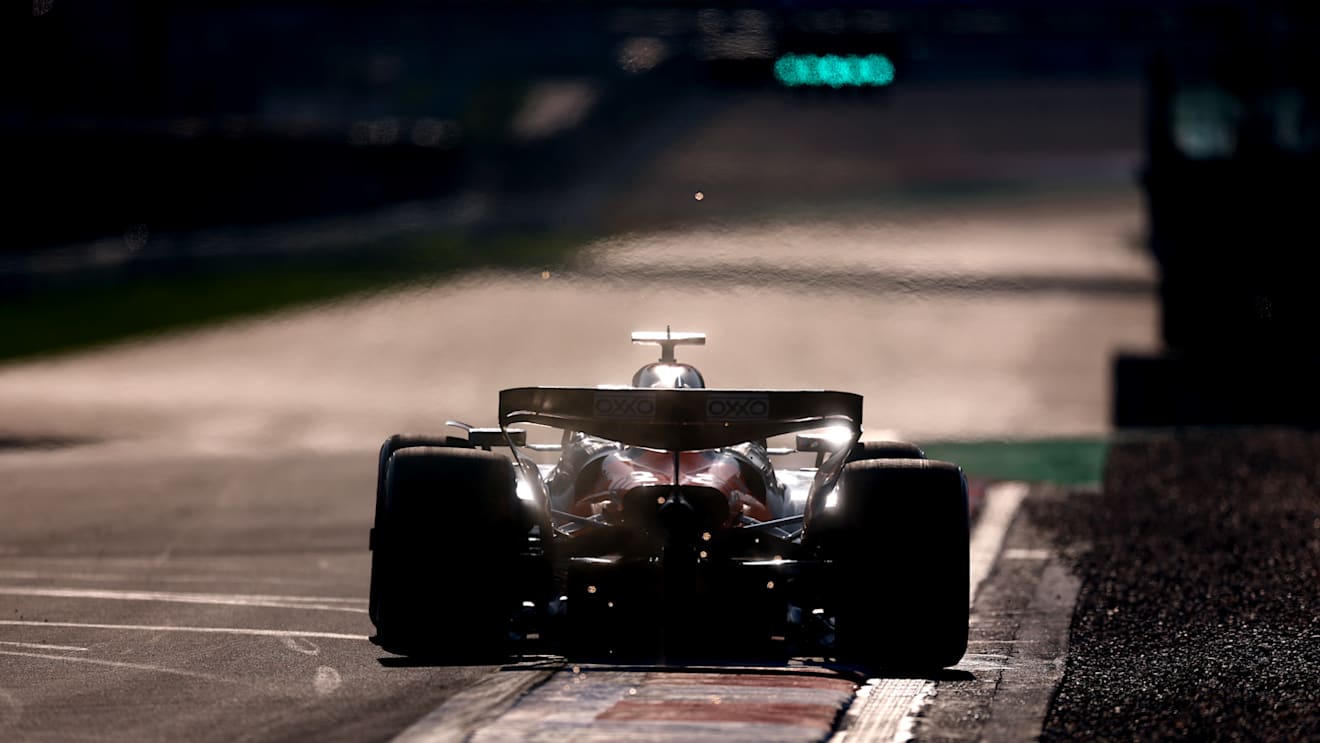 SHANGHAI, CHINA - MARCH 21: Oscar Piastri of Australia driving the (81) McLaren MCL39 Mercedes on track during Sprint Qualifying ahead of the F1 Grand Prix of China at Shanghai International Circuit on March 21, 2025 in Shanghai, China. (Photo by Clive Rose/Getty Images)