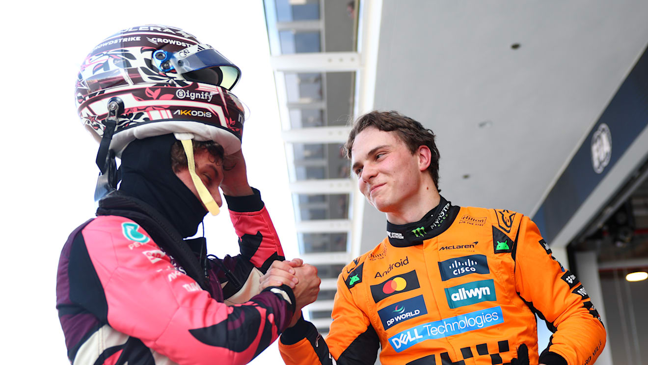 MIAMI, FLORIDA - 02 DE MAYO: El clasificado para la Sprint Pole, Andrea Kimi Antonelli, de Italia, y el Mercedes AMG Petronas F1 Team, y el 2º clasificado para el Sprint, Oscar Piastri, de Australia, y McLaren se felicitan en el parque cerrado durante la clasificación Sprint antes del Gran Premio de F1 de Miami en el Autódromo Internacional de Miami el 02 de mayo de 2025 en Miami, Florida. (Foto de Bryn Lennon - Fórmula 1/Fórmula 1 vía Getty Images)