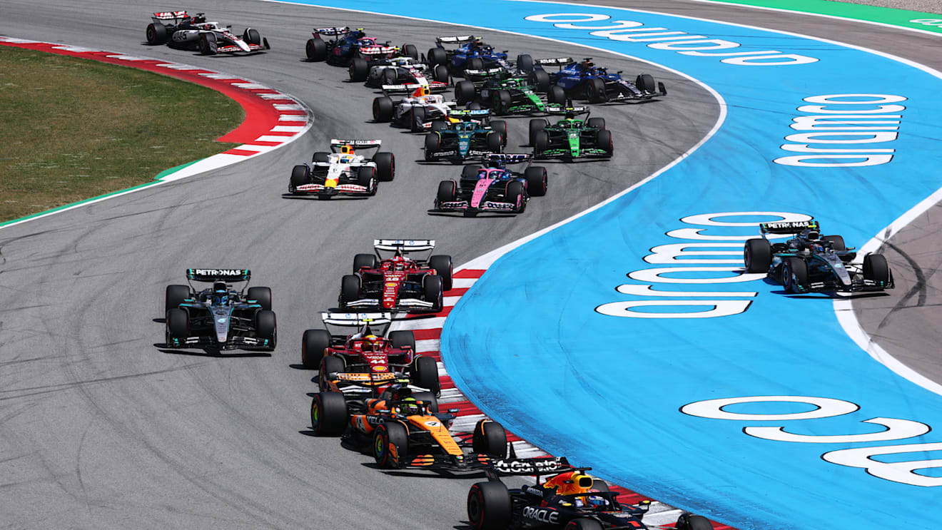 BARCELONA, SPAIN - JUNE 01: Max Verstappen of the Netherlands driving the (1) Oracle Red Bull Racing RB21 leads Lando Norris of Great Britain driving the (4) McLaren MCL39 Mercedes and the rest of the field at the start as Andrea Kimi Antonelli of Italy driving the (12) Mercedes AMG Petronas F1 Team W16 runs off track during the F1 Grand Prix of Spain at Circuit de Barcelona-Catalunya on June 01, 2025 in Barcelona, Spain. (Photo by Clive Rose - Formula 1/Formula 1 via Getty Images)