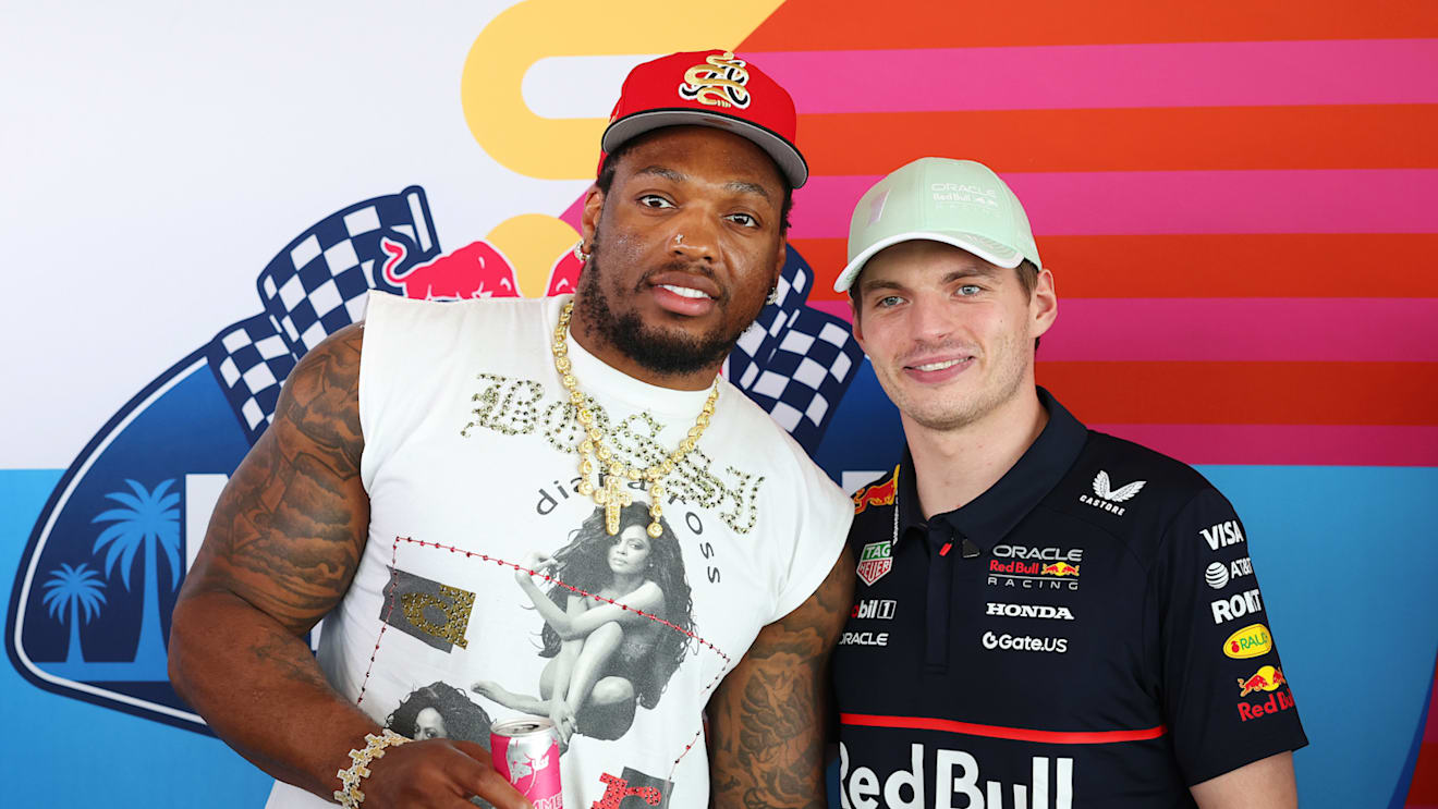 Max Verstappen poses with NFL star Derrick Henry Jr