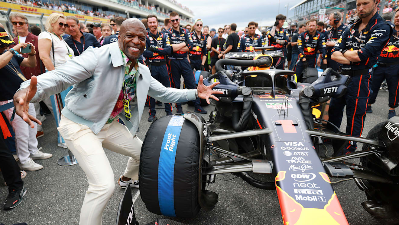 Terry Crews on the grid with the car of Max Verstappen