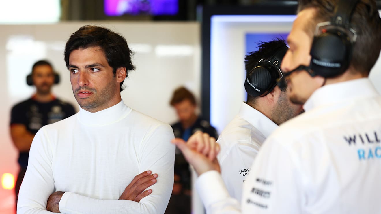 Sainz gets used to his new surroundings alongside Williams’ engineers and mechanics