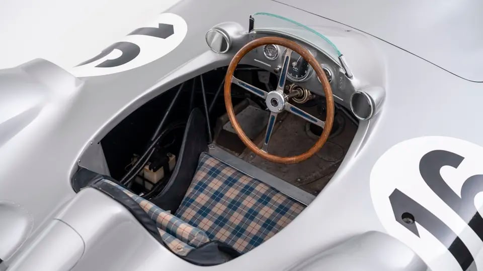 El Mercedes-Benz W 196 R Stromlinienwagen de 1954 fue conducido por Fangio y Moss
