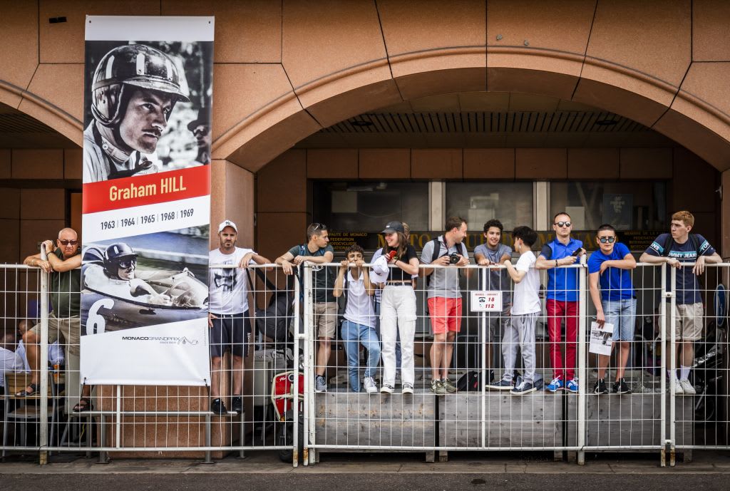MONTE-CARLO - Fans try to catch a glimpse of the drivers in the paddock on the Thursday leading up
