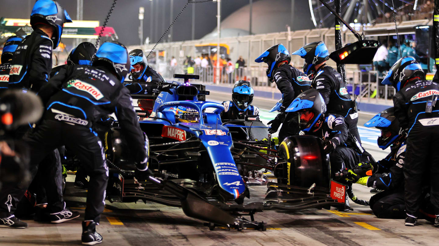 Fernando Alonso (ESP) Alpine F1 Team A521 makes a pit stop.
Bahrain Grand Prix, Sunday 28th March