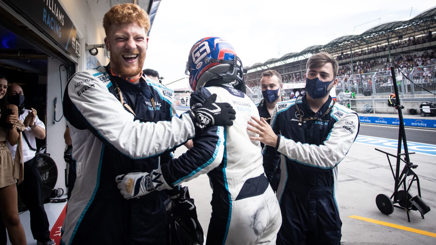 George Russell (GBR) Williams Racing celebrates ninth position with the team.

Hungarian Grand