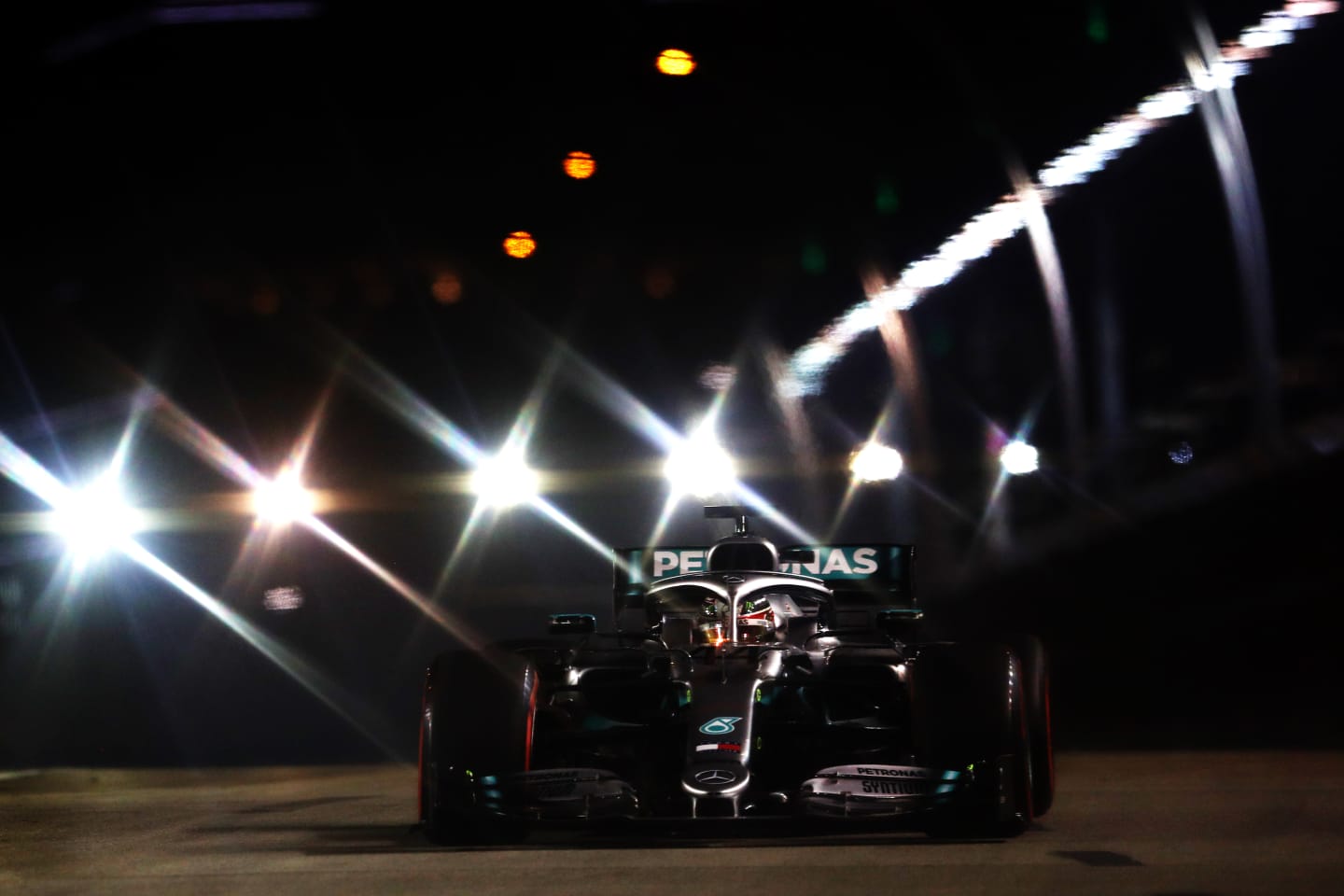 SINGAPORE, SINGAPORE - SEPTEMBER 21: Lewis Hamilton of Great Britain driving the (44) Mercedes AMG Petronas F1 Team Mercedes W10 on track during qualifying for the F1 Grand Prix of Singapore at Marina Bay Street Circuit on September 21, 2019 in Singapore. (Photo by Lars Baron/Getty Images)