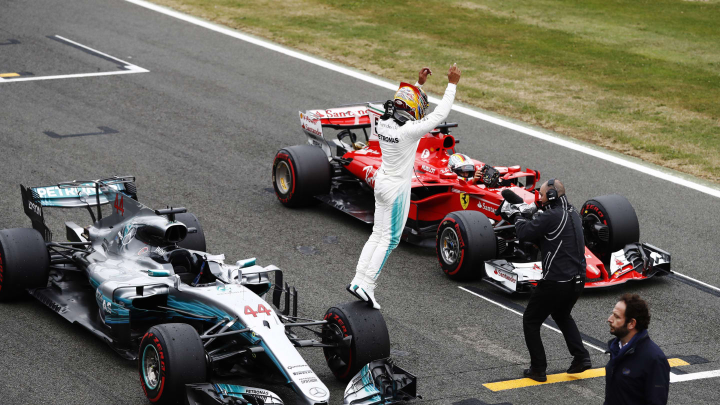 www.sutton-images.com

Pole sitter Lewis Hamilton (GBR) Mercedes-Benz F1 W08 Hybrid celebrates in