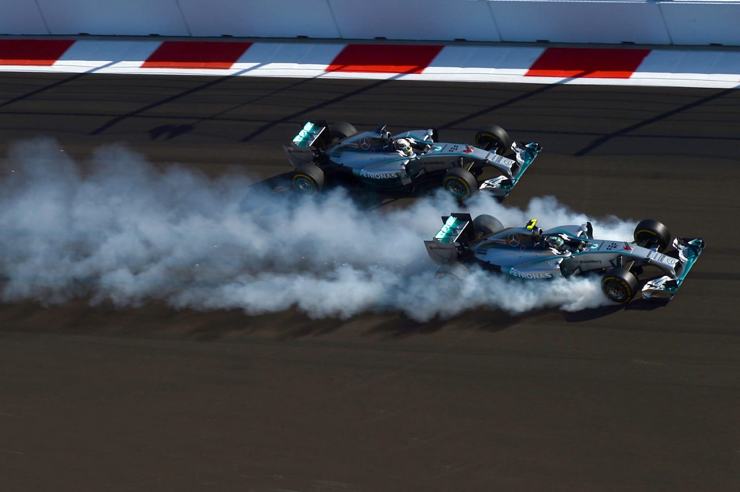 www.sutton-images.com

Nico Rosberg (GER) Mercedes AMG F1 W05 locks up inside Lewis Hamilton (GBR)