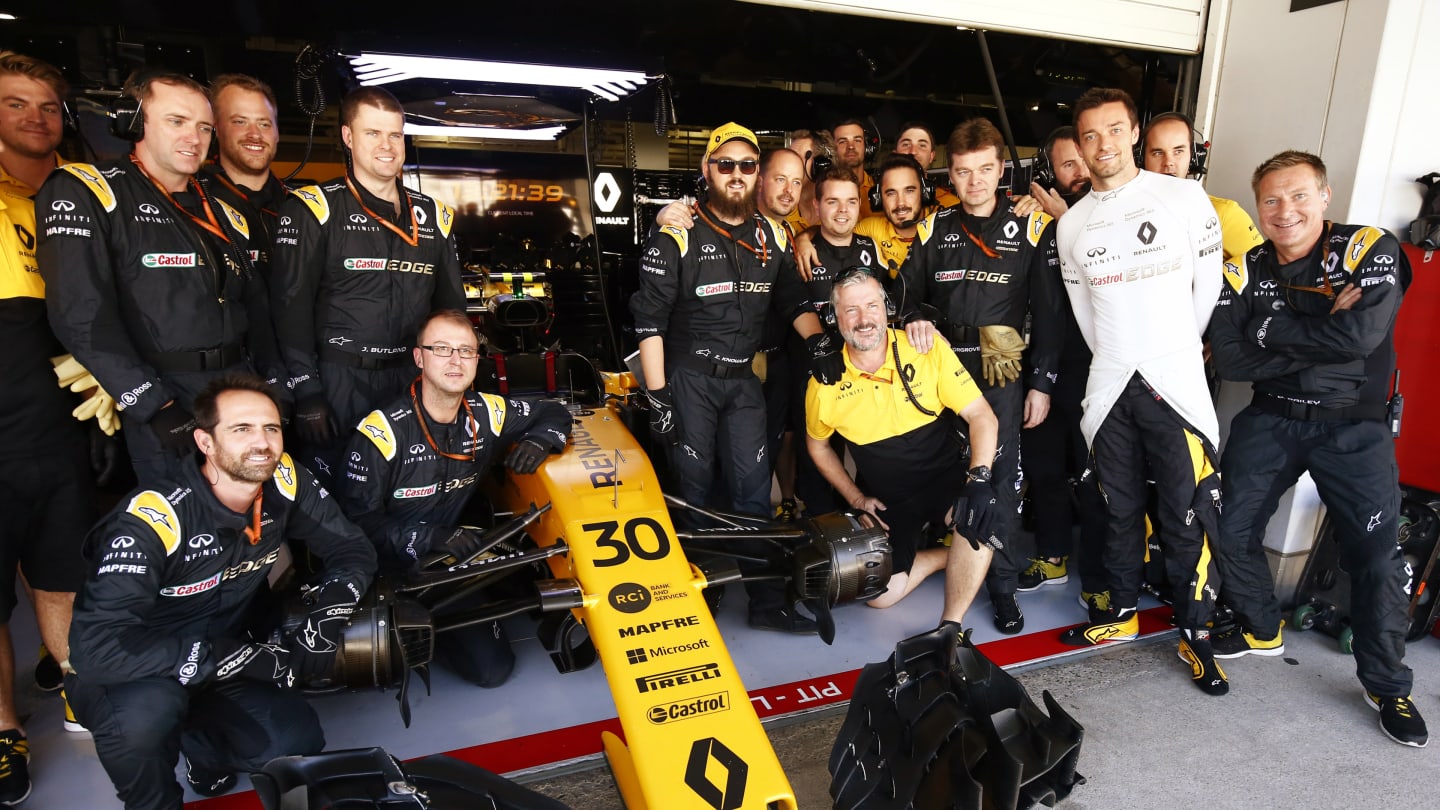 www.sutton-images.com

Jolyon Palmer (GBR) Renault Sport F1 Team poses with his mechanics before