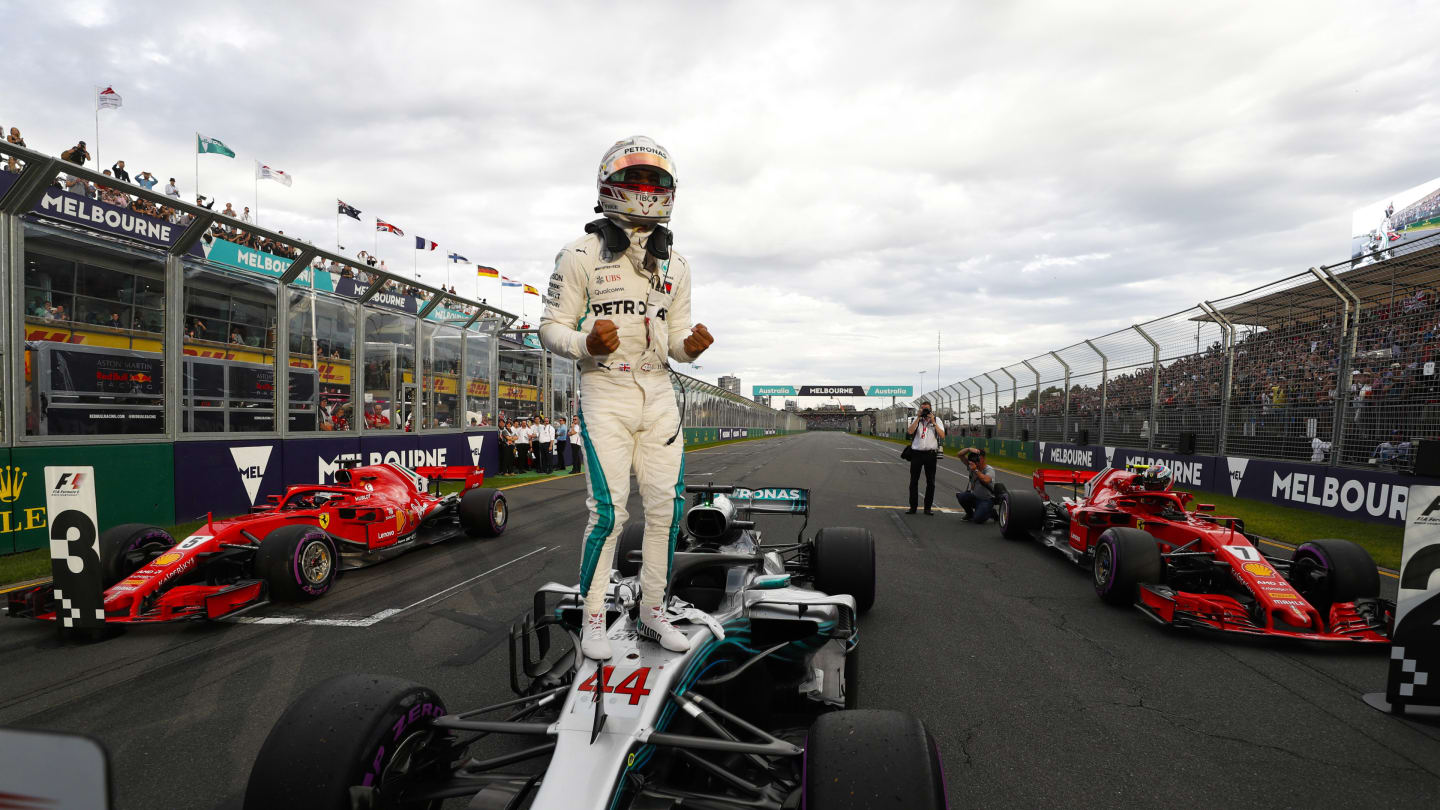 MELBOURNE GRAND PRIX CIRCUIT, AUSTRALIA - MARCH 24: Lewis Hamilton, Mercedes AMG F1, celebrates taking pole position on the pit straight during the Australian GP at Melbourne Grand Prix Circuit on March 24, 2018 in Melbourne Grand Prix Circuit, Australia. (Photo by Steven Tee / LAT Images) © Motorsport Images Tel: +44(0)20 8267 3000 email: info@motorsportimages.com