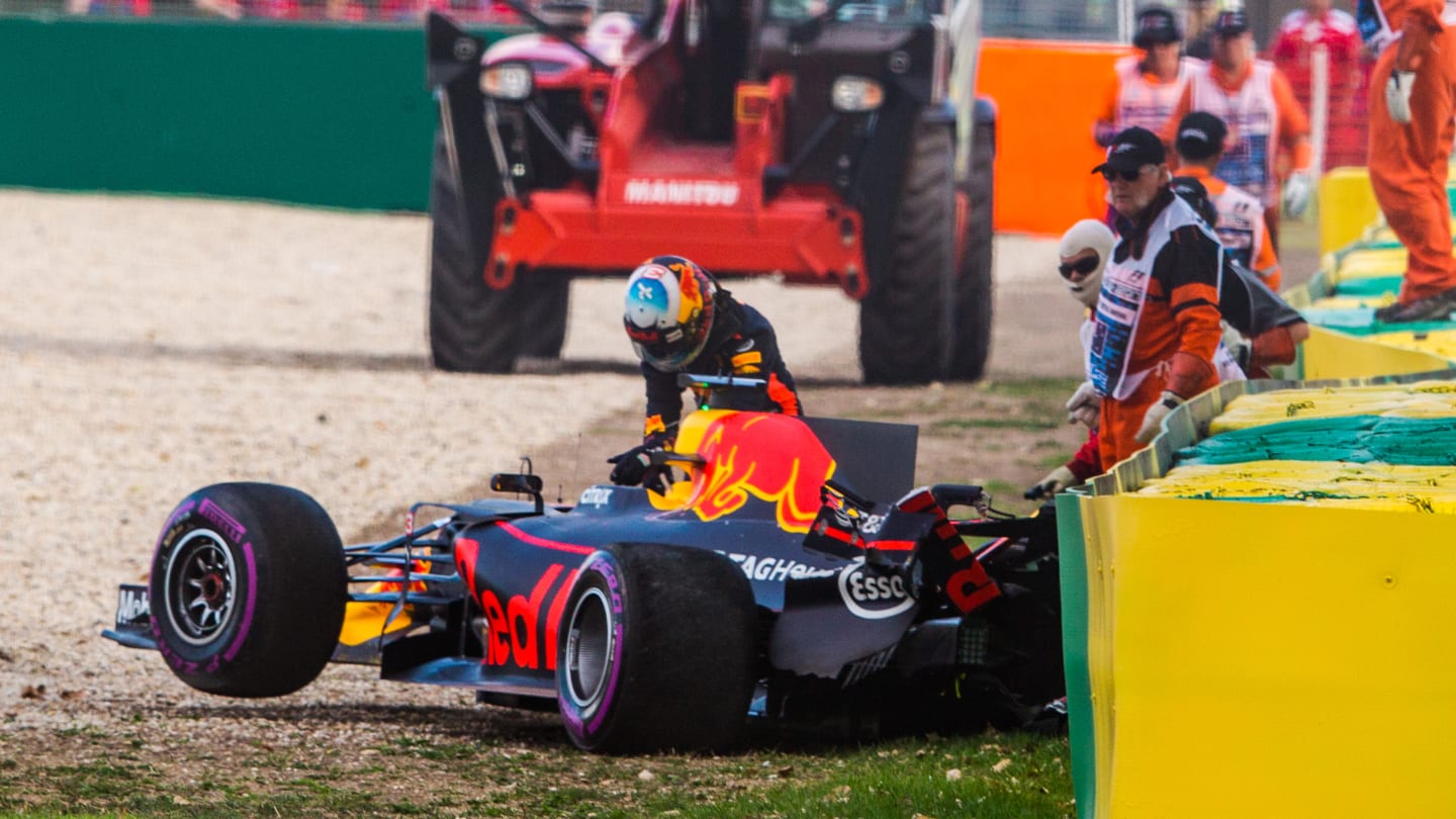 Daniel Ricciardo (AUS) Red Bull Racing RB13 crashes in Q3 at Formula One World Championship, Rd1, Australian Grand Prix, Qualifying, Albert Park, Melbourne, Australia, Saturday 25 March 2017. © Sutton Images