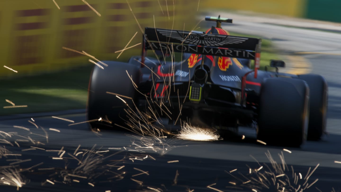 MELBOURNE GRAND PRIX CIRCUIT, AUSTRALIA - MARCH 16: Pierre Gasly, Red Bull Racing RB15, kicks up some sparks during the Australian GP at Melbourne Grand Prix Circuit on March 16, 2019 in Melbourne Grand Prix Circuit, Australia. (Photo by Joe Portlock / LAT Images)