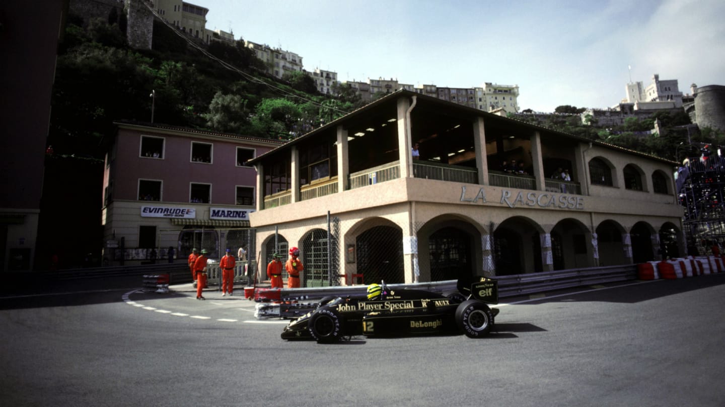  Ayrton Senna (BRA) Lotus 98T, who finished the race in third position, negotiates La Rascasse. Monaco Grand Prix, Rd 4, Monte-Carlo, Monaco, 11 May 1986.