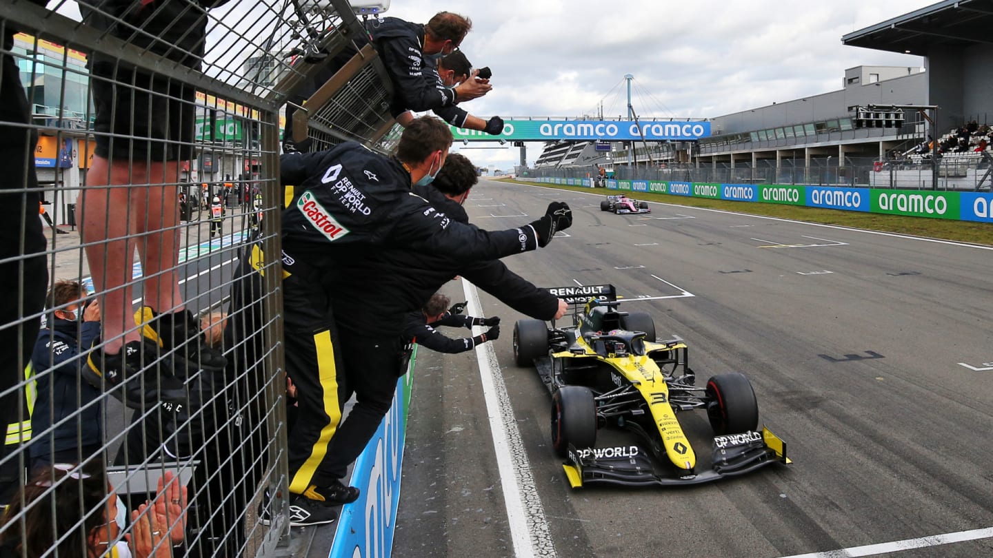 The Renault F1 Team team celebrate as Daniel Ricciardo (AUS) Renault F1 Team RS20 takes third place