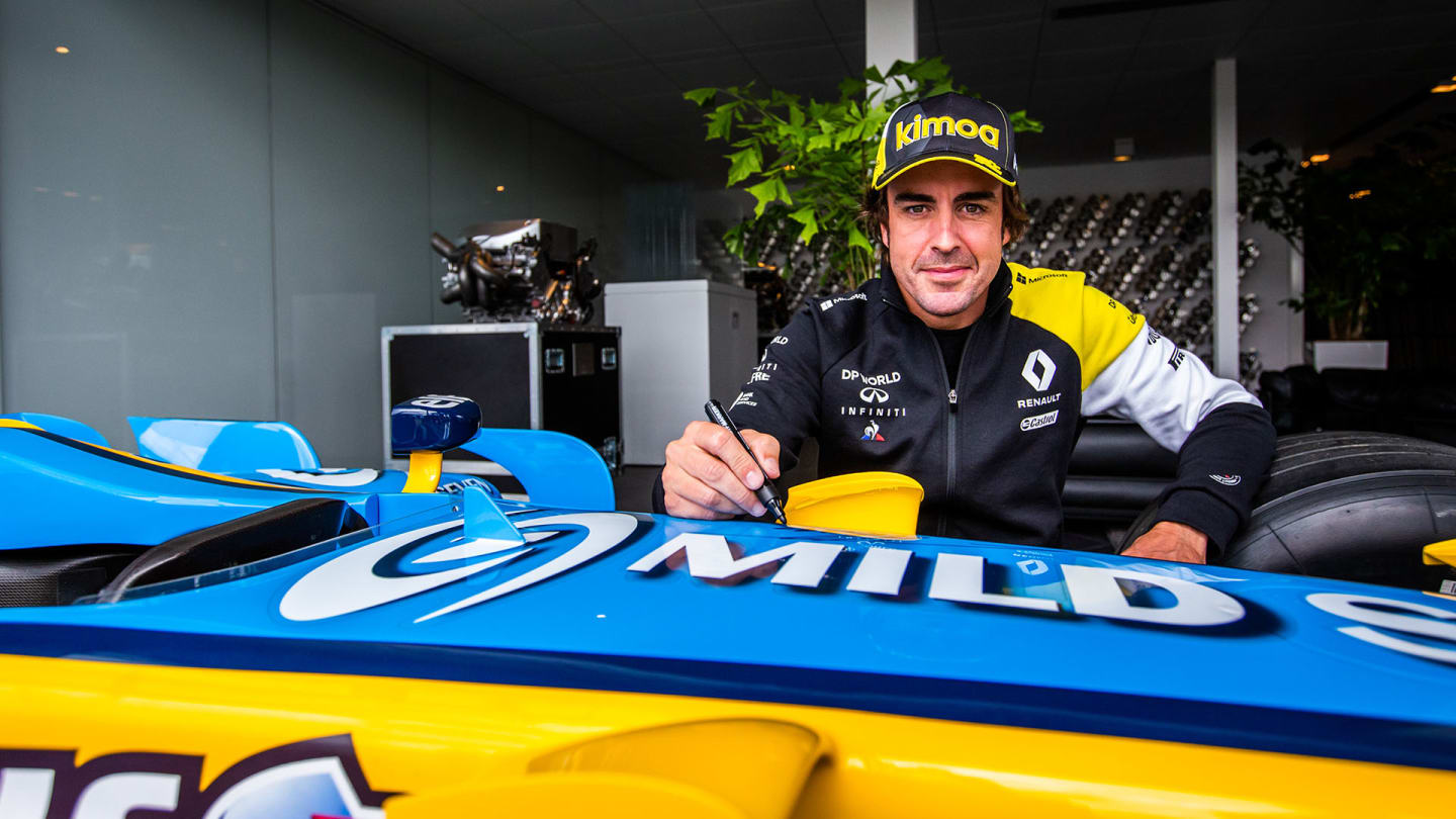 Fernando Alonso, new driver of Renault F1 for 2021, visits the Renault DP World F1 Team facilities